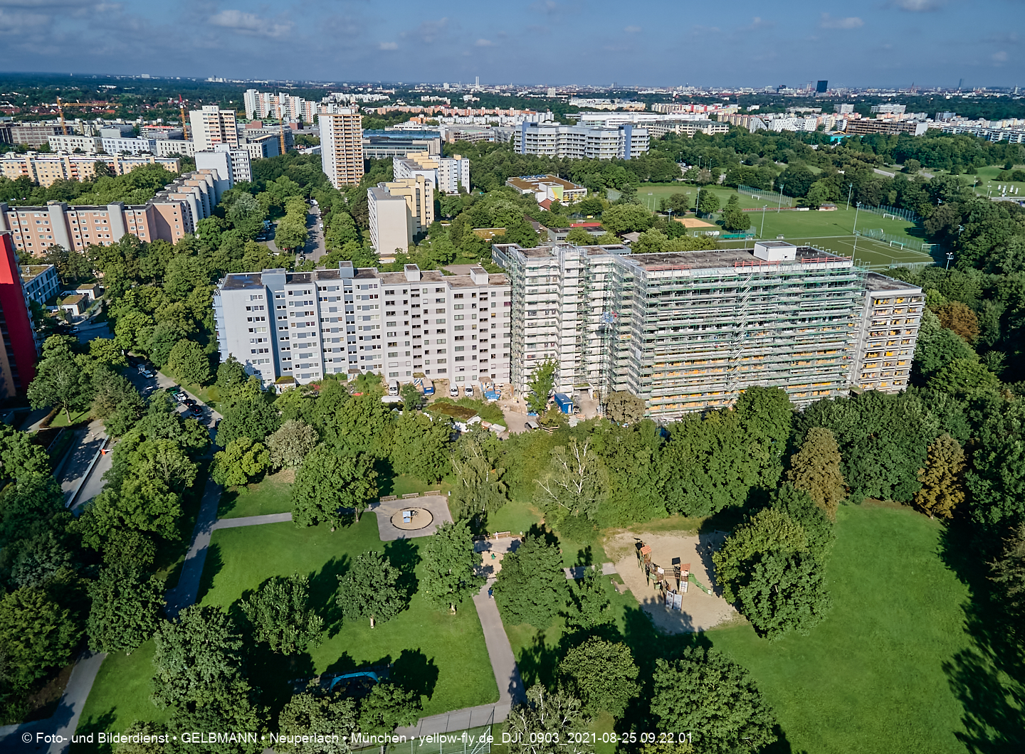 25.08.2021 - Luftaufnahmen und Rundumblick vom Annette-Kolb-Anger aus auf das östliche Neuperlach