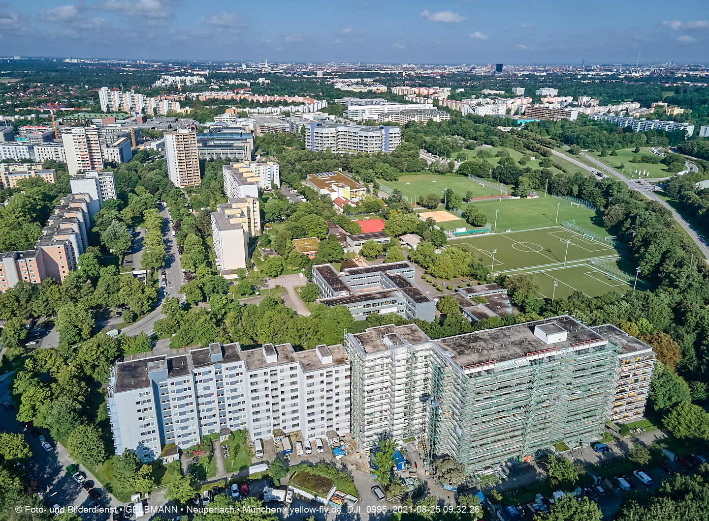 25.08.2021 - Luftaufnahmen und Rundumblick vom Annette-Kolb-Anger aus auf das östliche Neuperlach