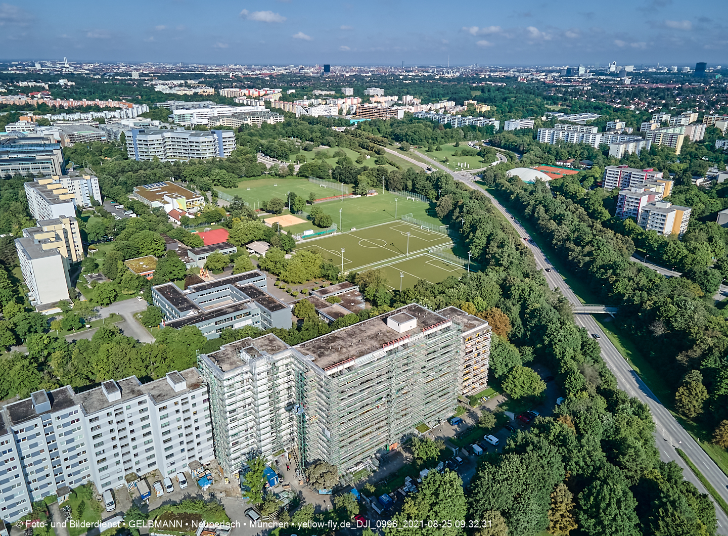 25.08.2021 - Luftaufnahmen und Rundumblick vom Annette-Kolb-Anger aus auf das östliche Neuperlach