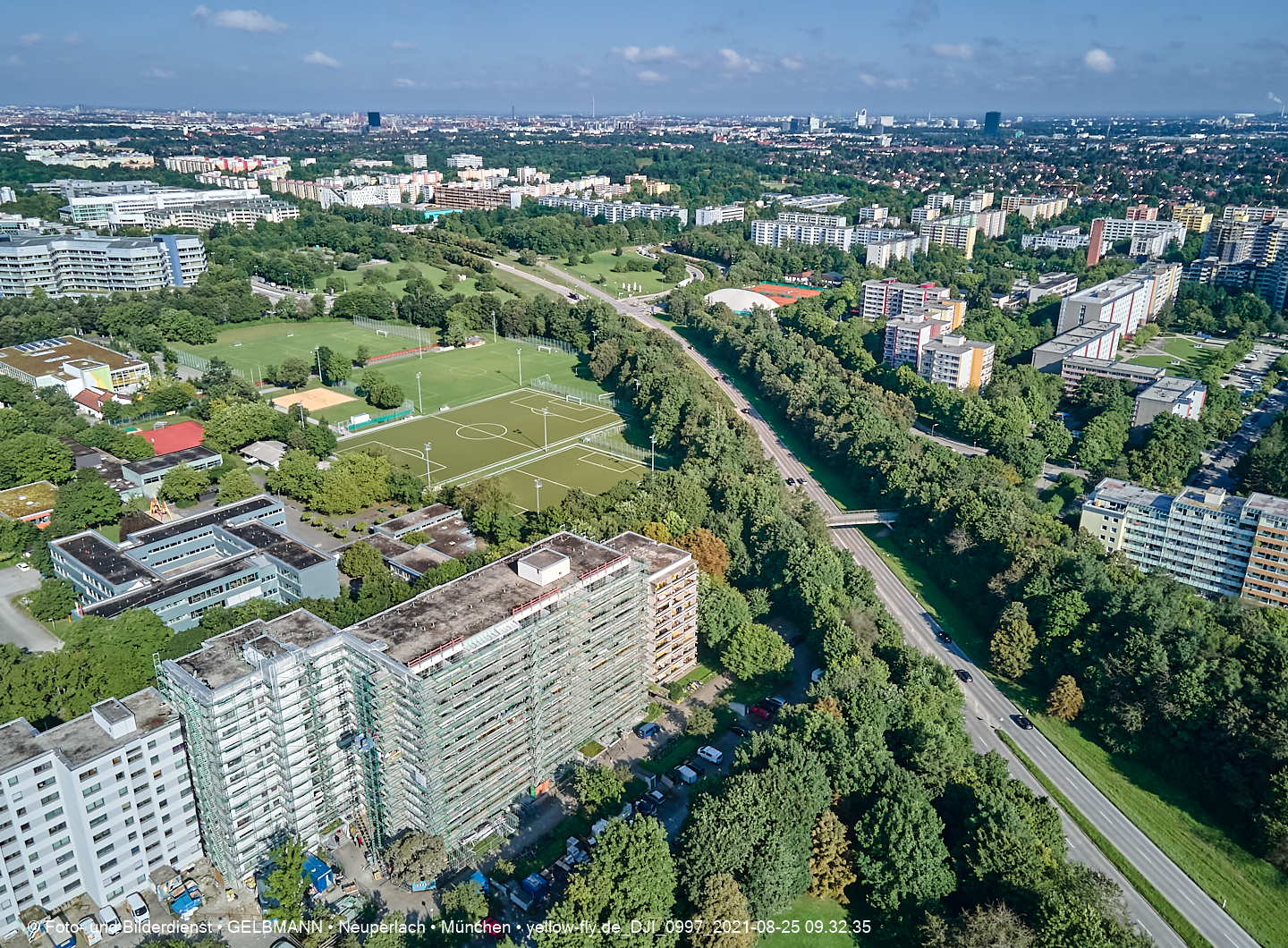 25.08.2021 - Luftaufnahmen und Rundumblick vom Annette-Kolb-Anger aus auf das östliche Neuperlach