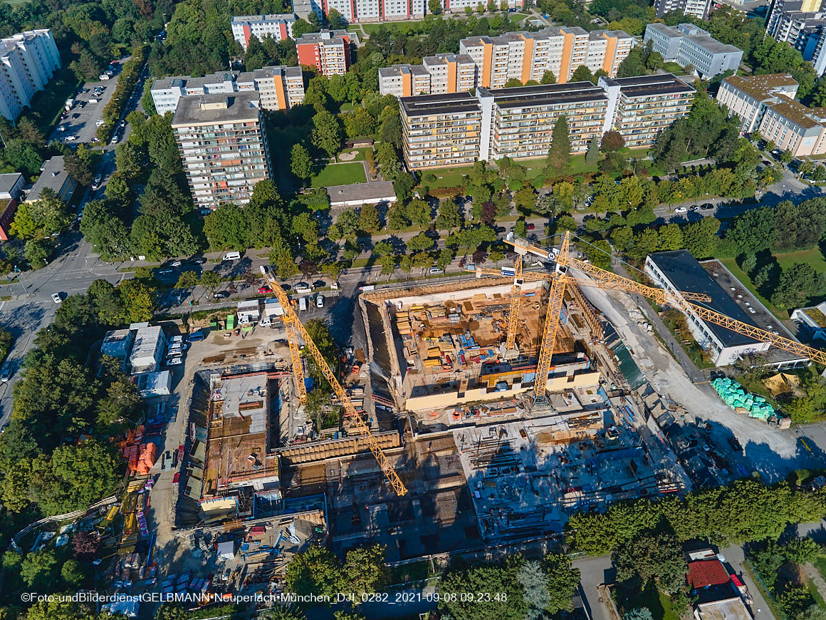 11.09.2021 - Luftaufnahmen der Grundschule am Karl-Marx-Ring in Neuperlach