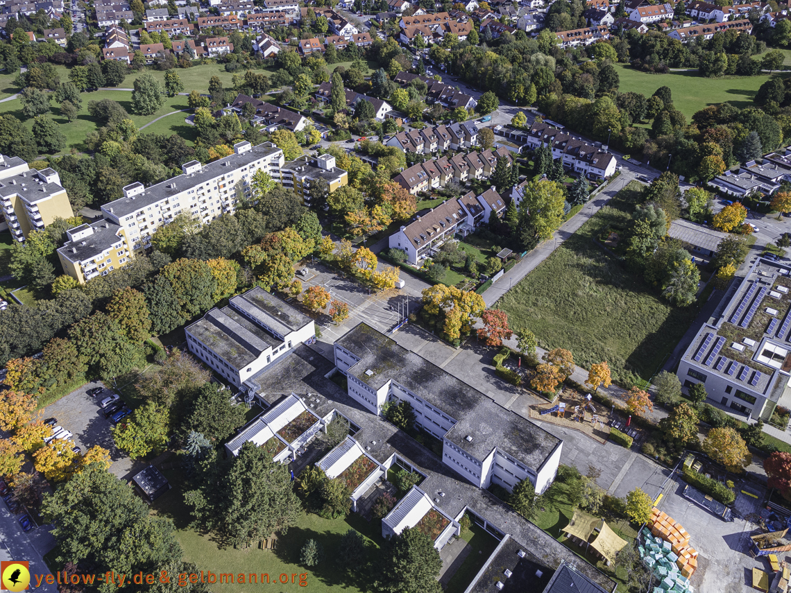 15.10.2021 - Marx-Zentrum, die kleinere Wohnanlage am Karl-Marx-Ring 52-62, Alexisquartier und Grundschule in Neuperlach