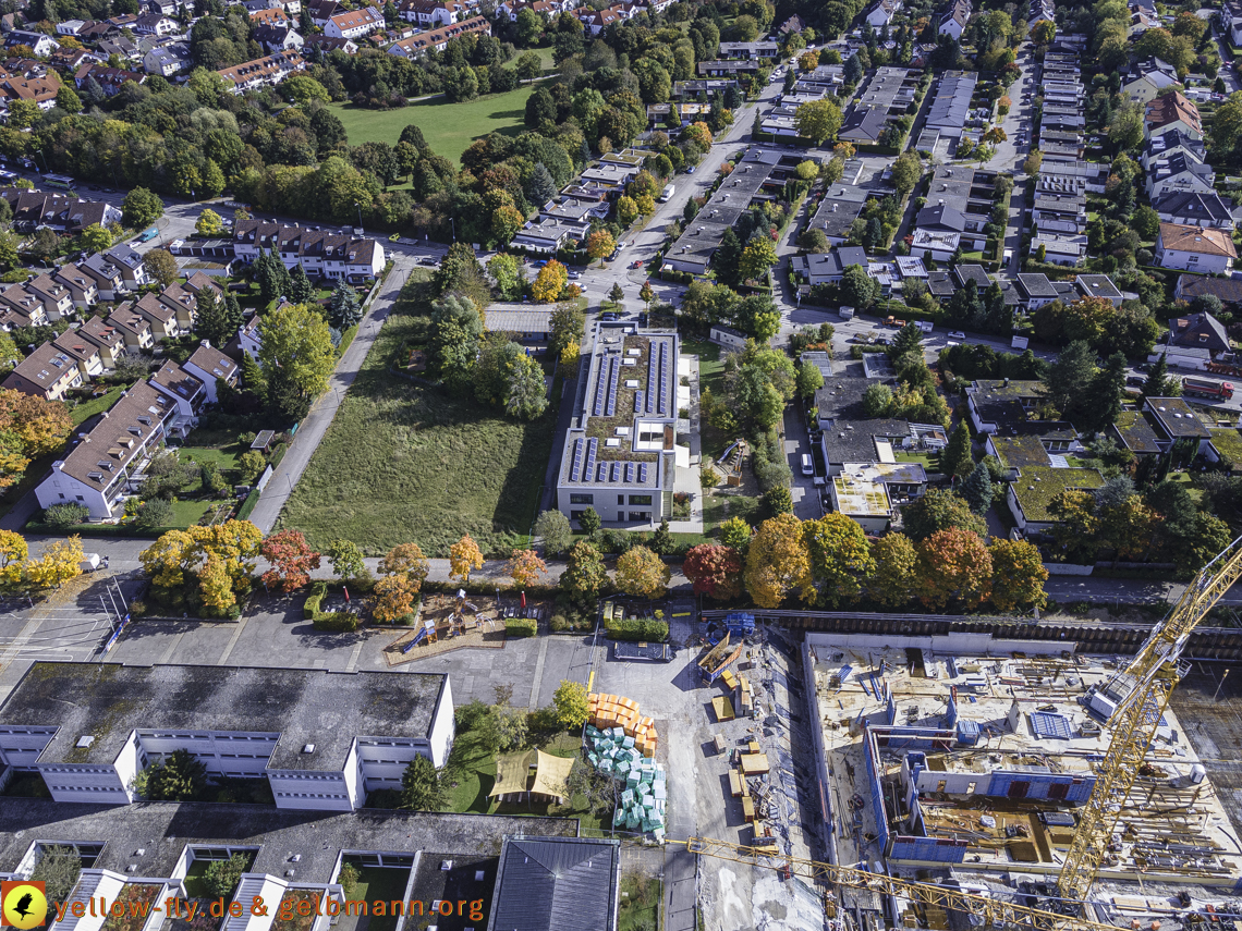 15.10.2021 - Marx-Zentrum, die kleinere Wohnanlage am Karl-Marx-Ring 52-62, Alexisquartier und Grundschule in Neuperlach