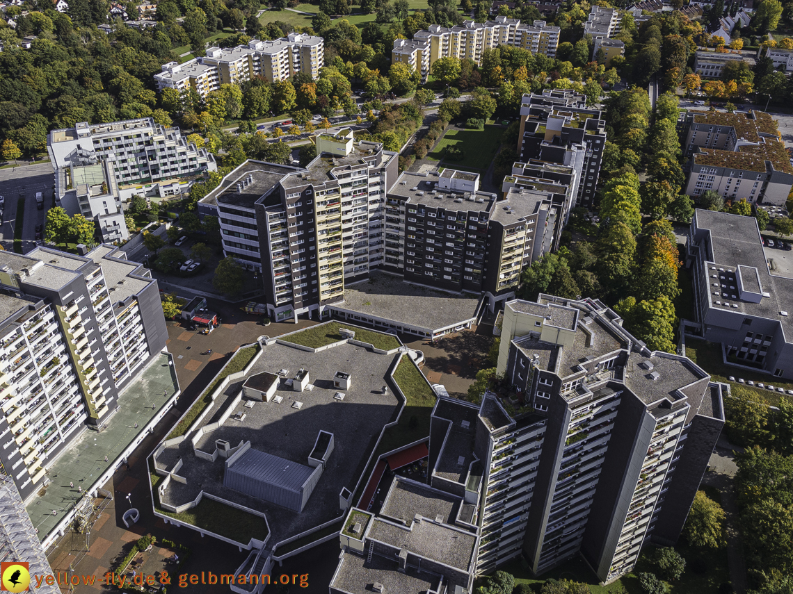 15.10.2021 - Marx-Zentrum, die kleinere Wohnanlage am Karl-Marx-Ring 52-62, Alexisquartier und Grundschule in Neuperlach