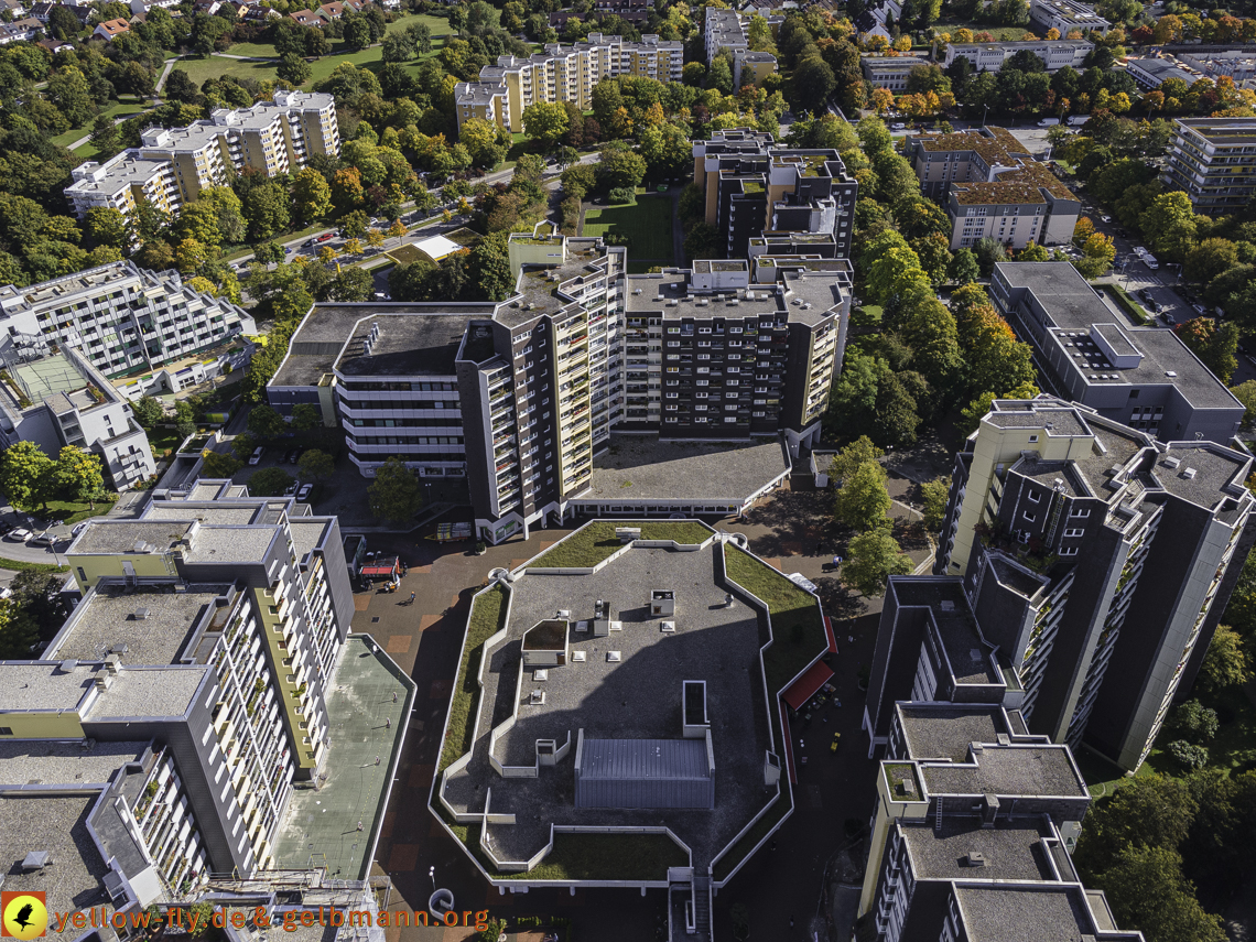 15.10.2021 - Marx-Zentrum, die kleinere Wohnanlage am Karl-Marx-Ring 52-62, Alexisquartier und Grundschule in Neuperlach