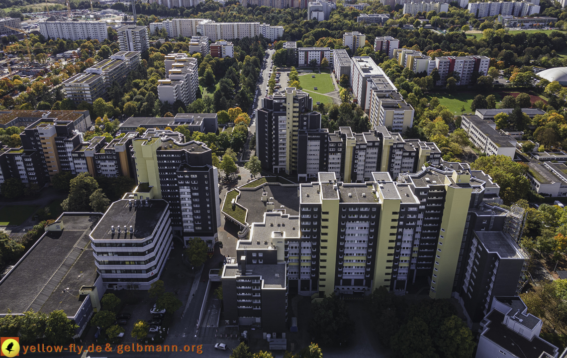 15.10.2021 - Marx-Zentrum, die kleinere Wohnanlage am Karl-Marx-Ring 52-62, Alexisquartier und Grundschule in Neuperlach