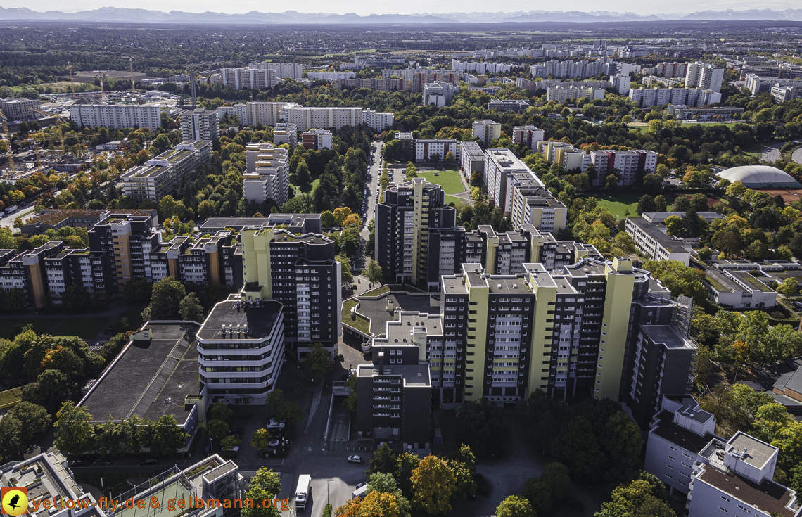 15.10.2021 - Marx-Zentrum, die kleinere Wohnanlage am Karl-Marx-Ring 52-62, Alexisquartier und Grundschule in Neuperlach