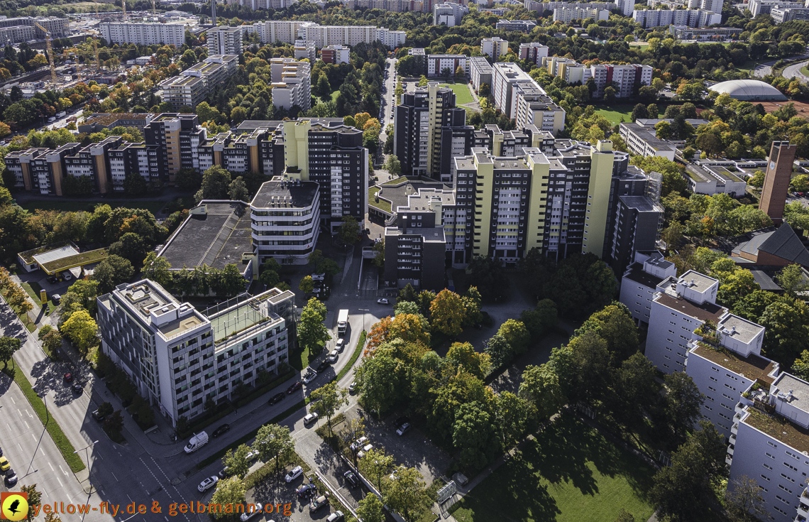 15.10.2021 - Marx-Zentrum, die kleinere Wohnanlage am Karl-Marx-Ring 52-62, Alexisquartier und Grundschule in Neuperlach