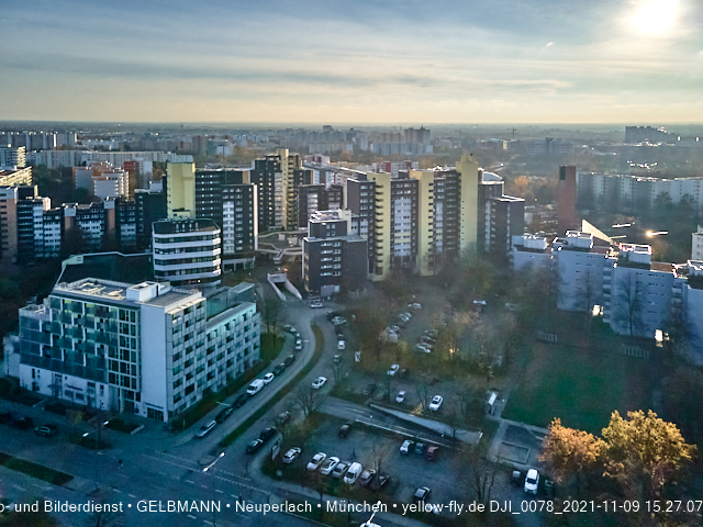 09.11.2020 - Marx-Zentrum und Wohnanlagelage am Karl-Marx-Ring 52-62 in Neuperlach