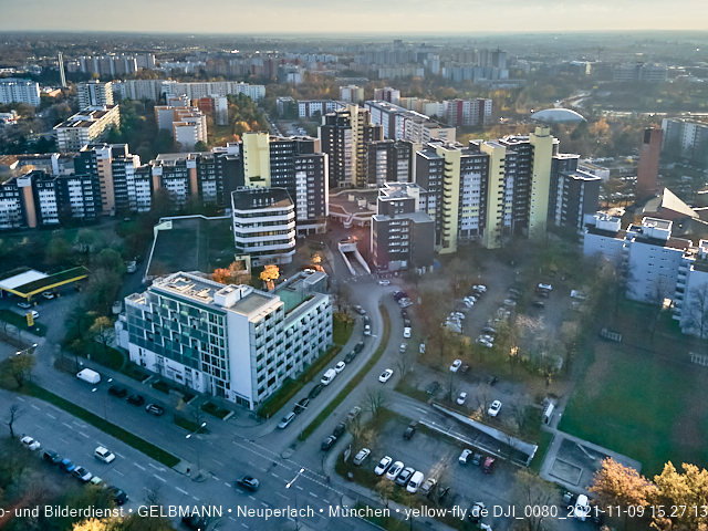 09.11.2020 - Marx-Zentrum und Wohnanlagelage am Karl-Marx-Ring 52-62 in Neuperlach