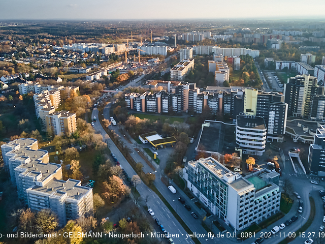 09.11.2020 - Marx-Zentrum und Wohnanlagelage am Karl-Marx-Ring 52-62 in Neuperlach