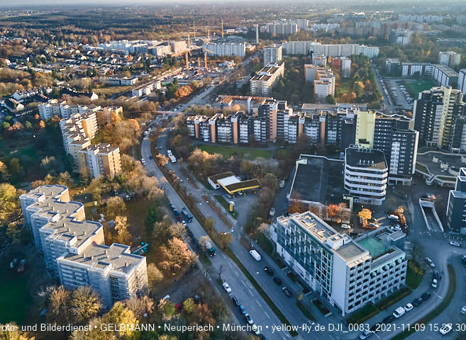 09.11.2020 - Marx-Zentrum und Wohnanlagelage am Karl-Marx-Ring 52-62 in Neuperlach