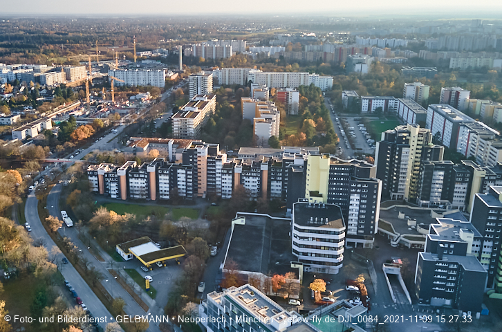 09.11.2020 - Marx-Zentrum und Wohnanlagelage am Karl-Marx-Ring 52-62 in Neuperlach