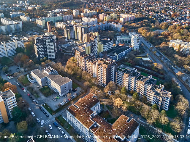 09.11.2020 - Marx-Zentrum und Wohnanlagelage am Karl-Marx-Ring 52-62 in Neuperlach