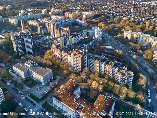 09.11.2020 - Marx-Zentrum und Wohnanlagelage am Karl-Marx-Ring 52-62 in Neuperlach