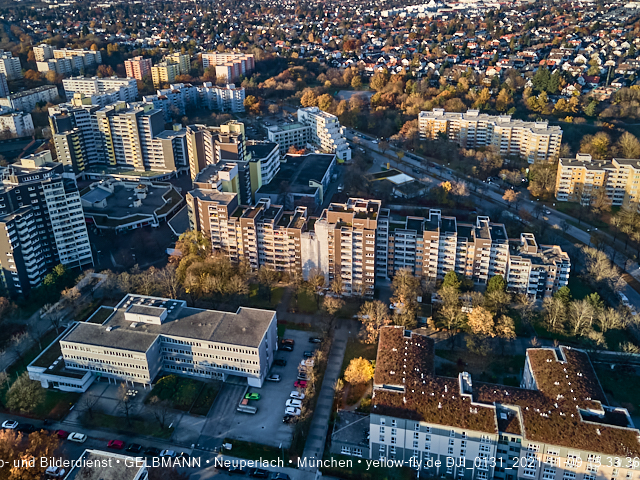09.11.2020 - Marx-Zentrum und Wohnanlagelage am Karl-Marx-Ring 52-62 in Neuperlach