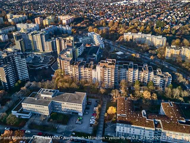 09.11.2020 - Marx-Zentrum und Wohnanlagelage am Karl-Marx-Ring 52-62 in Neuperlach