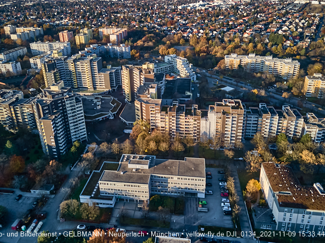 09.11.2020 - Marx-Zentrum und Wohnanlagelage am Karl-Marx-Ring 52-62 in Neuperlach