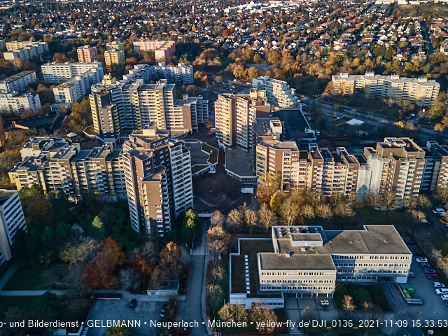 09.11.2020 - Marx-Zentrum und Wohnanlagelage am Karl-Marx-Ring 52-62 in Neuperlach