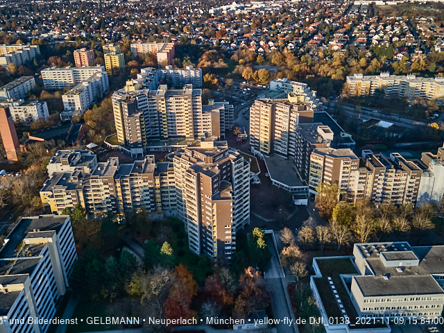 09.11.2020 - Marx-Zentrum und Wohnanlagelage am Karl-Marx-Ring 52-62 in Neuperlach