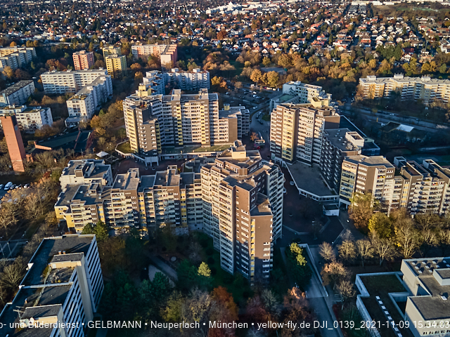 09.11.2020 - Marx-Zentrum und Wohnanlagelage am Karl-Marx-Ring 52-62 in Neuperlach