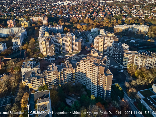 09.11.2020 - Marx-Zentrum und Wohnanlagelage am Karl-Marx-Ring 52-62 in Neuperlach