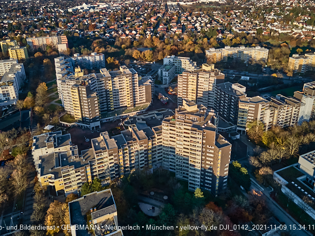 09.11.2020 - Marx-Zentrum und Wohnanlagelage am Karl-Marx-Ring 52-62 in Neuperlach
