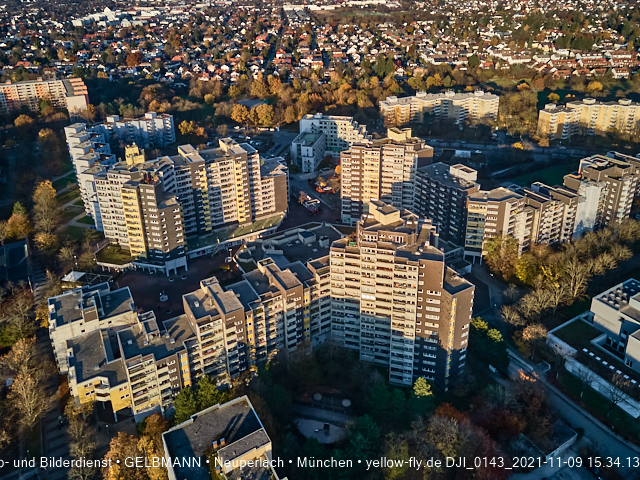 09.11.2020 - Marx-Zentrum und Wohnanlagelage am Karl-Marx-Ring 52-62 in Neuperlach
