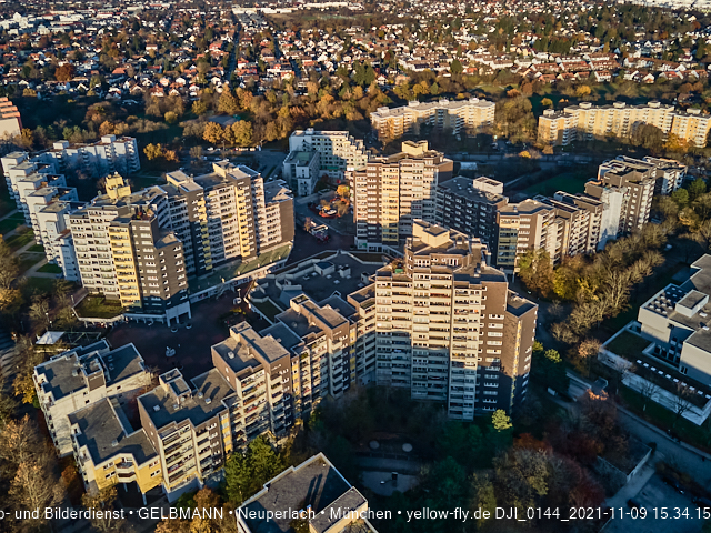 09.11.2020 - Marx-Zentrum und Wohnanlagelage am Karl-Marx-Ring 52-62 in Neuperlach
