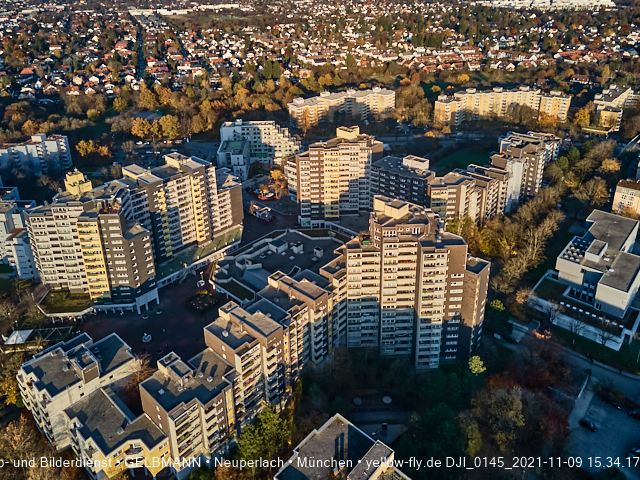 09.11.2020 - Marx-Zentrum und Wohnanlagelage am Karl-Marx-Ring 52-62 in Neuperlach