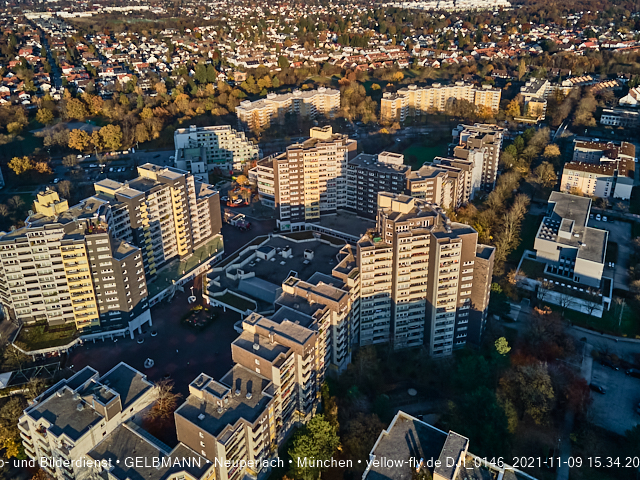 09.11.2020 - Marx-Zentrum und Wohnanlagelage am Karl-Marx-Ring 52-62 in Neuperlach