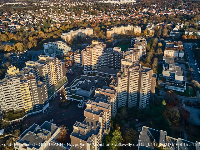 09.11.2020 - Marx-Zentrum und Wohnanlagelage am Karl-Marx-Ring 52-62 in Neuperlach