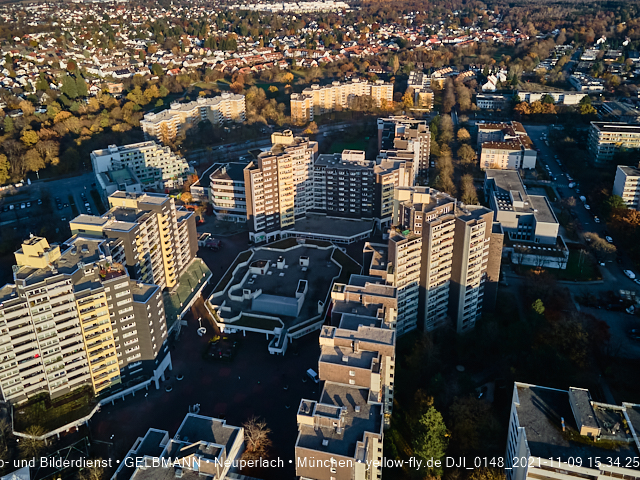 09.11.2020 - Marx-Zentrum und Wohnanlagelage am Karl-Marx-Ring 52-62 in Neuperlach
