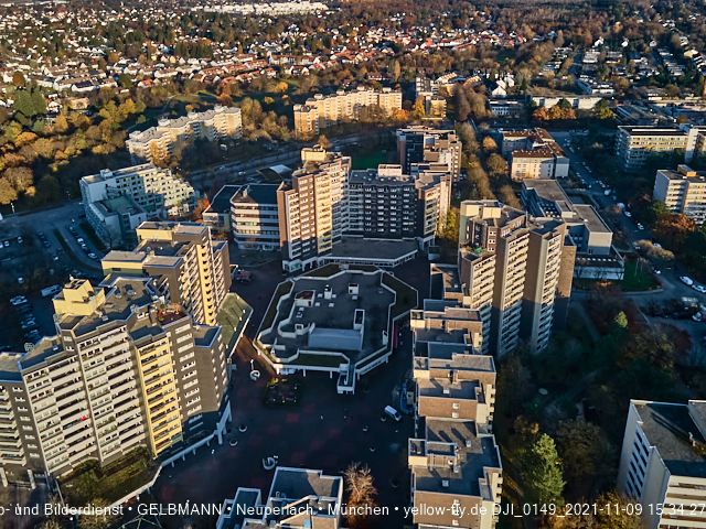 09.11.2020 - Marx-Zentrum und Wohnanlagelage am Karl-Marx-Ring 52-62 in Neuperlach