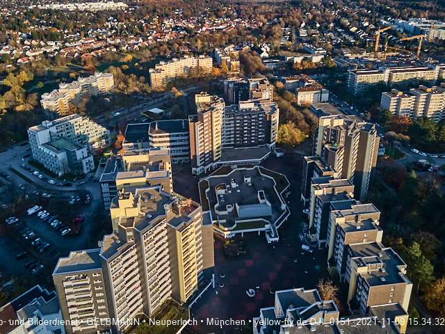 09.11.2020 - Marx-Zentrum und Wohnanlagelage am Karl-Marx-Ring 52-62 in Neuperlach