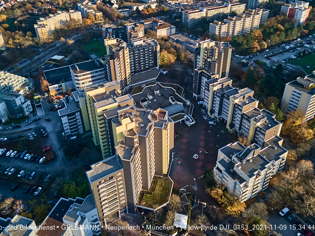09.11.2020 - Marx-Zentrum und Wohnanlagelage am Karl-Marx-Ring 52-62 in Neuperlach