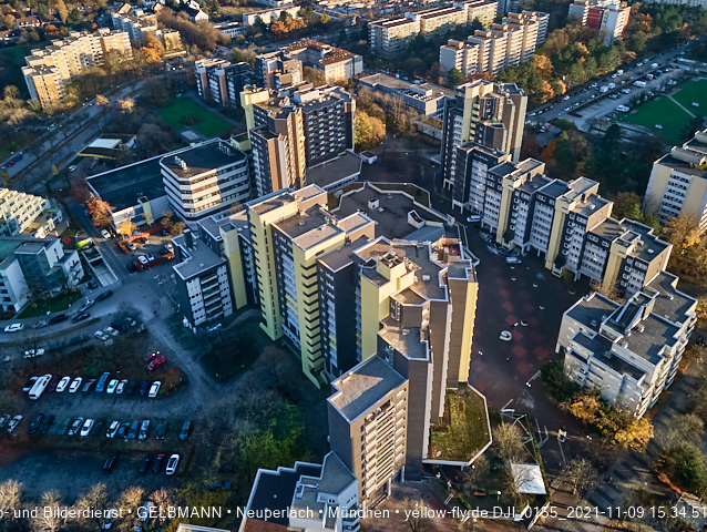 09.11.2020 - Marx-Zentrum und Wohnanlagelage am Karl-Marx-Ring 52-62 in Neuperlach