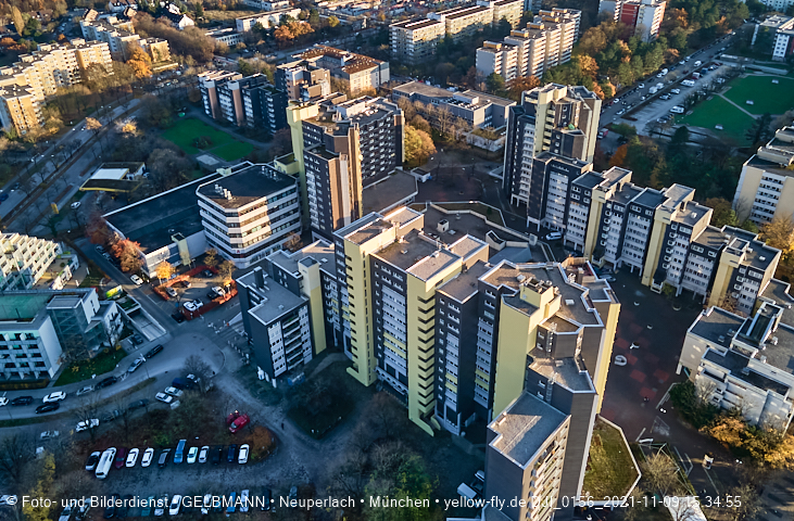 09.11.2020 - Marx-Zentrum und Wohnanlagelage am Karl-Marx-Ring 52-62 in Neuperlach