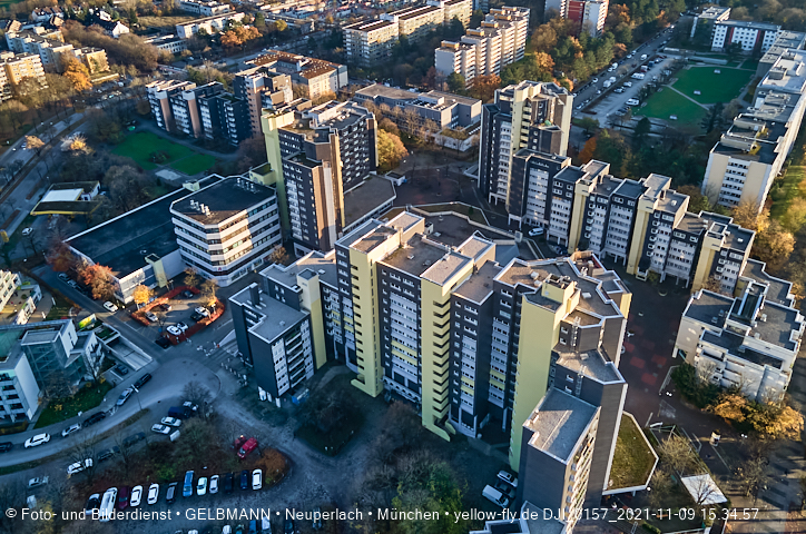 09.11.2020 - Marx-Zentrum und Wohnanlagelage am Karl-Marx-Ring 52-62 in Neuperlach
