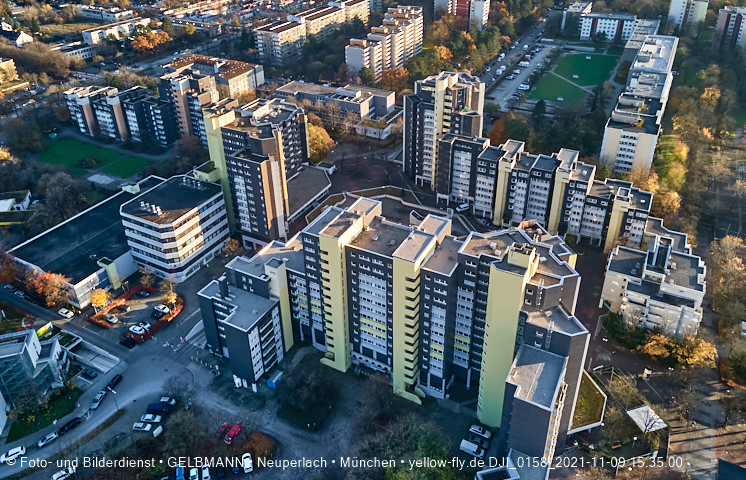09.11.2020 - Marx-Zentrum und Wohnanlagelage am Karl-Marx-Ring 52-62 in Neuperlach