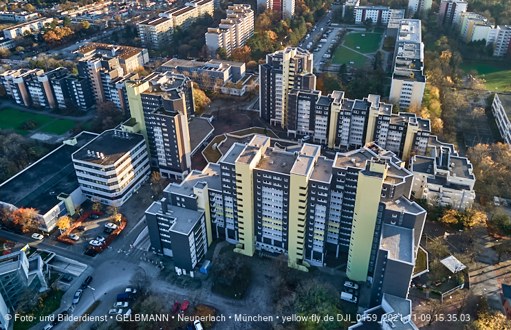 09.11.2020 - Marx-Zentrum und Wohnanlagelage am Karl-Marx-Ring 52-62 in Neuperlach