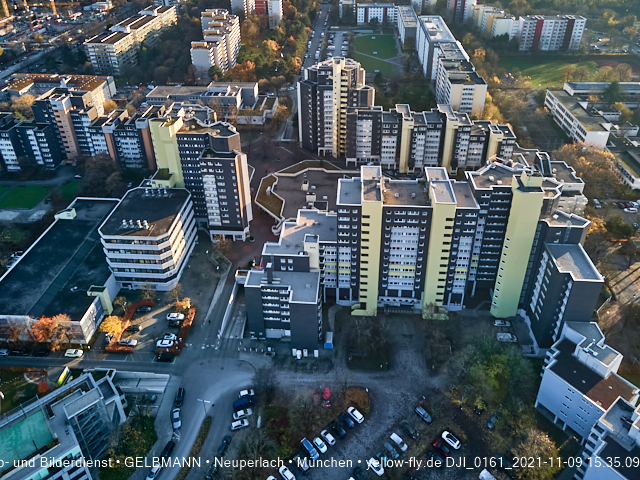 09.11.2020 - Marx-Zentrum und Wohnanlagelage am Karl-Marx-Ring 52-62 in Neuperlach