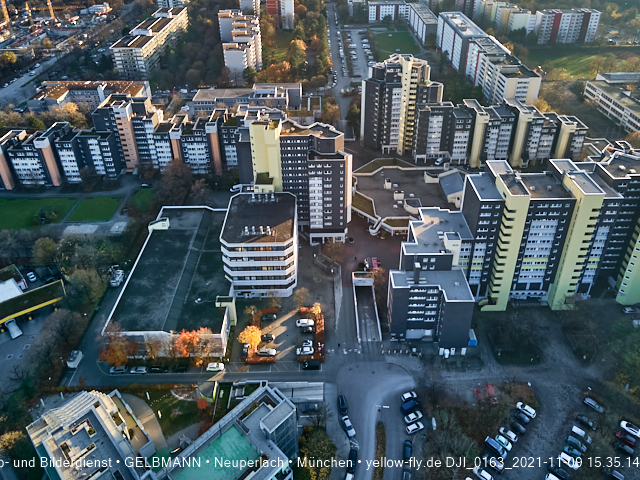 09.11.2020 - Marx-Zentrum und Wohnanlagelage am Karl-Marx-Ring 52-62 in Neuperlach