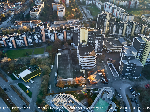09.11.2020 - Marx-Zentrum und Wohnanlagelage am Karl-Marx-Ring 52-62 in Neuperlach