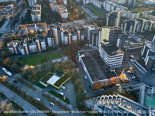 09.11.2020 - Marx-Zentrum und Wohnanlagelage am Karl-Marx-Ring 52-62 in Neuperlach