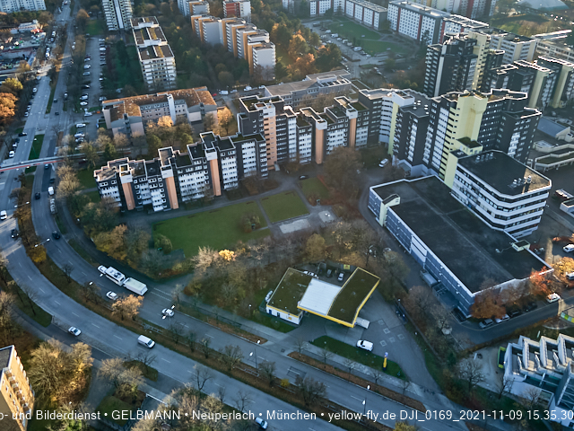 09.11.2020 - Marx-Zentrum und Wohnanlagelage am Karl-Marx-Ring 52-62 in Neuperlach