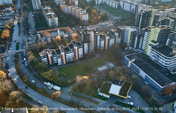09.11.2020 - Marx-Zentrum und Wohnanlagelage am Karl-Marx-Ring 52-62 in Neuperlach