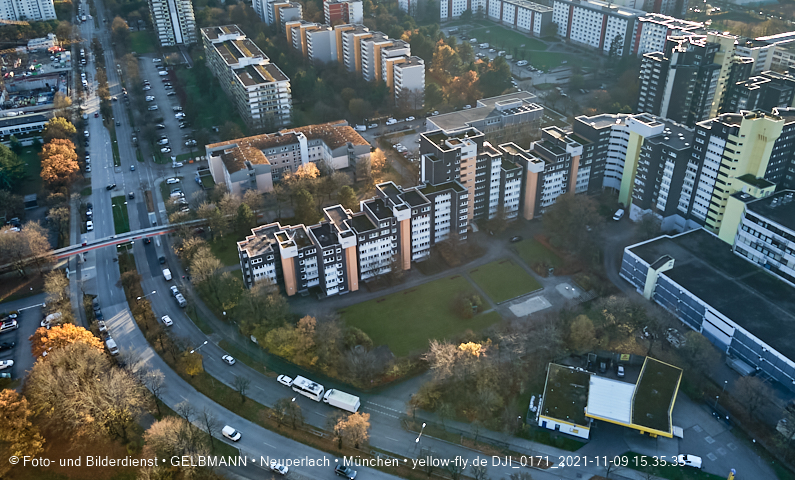 09.11.2020 - Marx-Zentrum und Wohnanlagelage am Karl-Marx-Ring 52-62 in Neuperlach