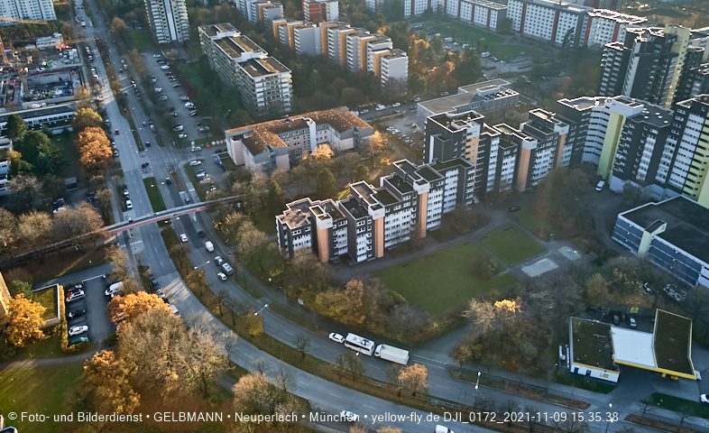 09.11.2020 - Marx-Zentrum und Wohnanlagelage am Karl-Marx-Ring 52-62 in Neuperlach