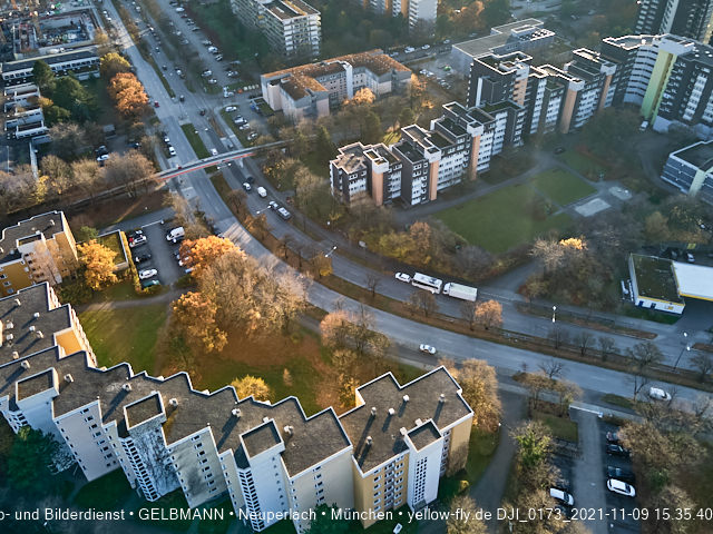 09.11.2020 - Marx-Zentrum und Wohnanlagelage am Karl-Marx-Ring 52-62 in Neuperlach